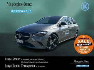 Schräge Frontansicht auf einen Mercedes-Benz B-Klasse , freigestellt