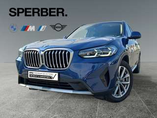 Schräge Frontansicht auf einen BMW X3 , freigestellt