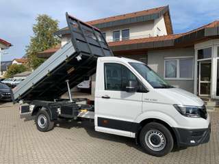 Schräge Frontansicht auf einen Volkswagen Crafter , freigestellt