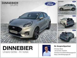 Schräge Frontansicht auf einen Ford Puma , freigestellt
