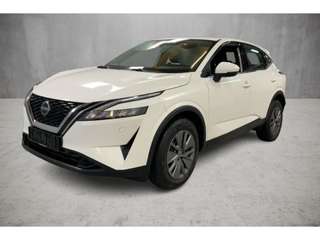 Schräge Frontansicht auf einen Nissan Qashqai , freigestellt