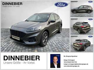 Schräge Frontansicht auf einen Ford Kuga , freigestellt