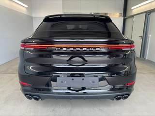 Schräge Frontansicht auf einen Porsche Cayenne , freigestellt