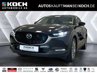 Schräge Frontansicht auf einen Mazda CX-30 , freigestellt