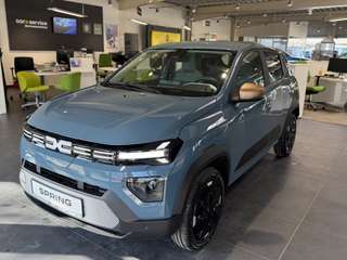 Schräge Frontansicht auf einen Dacia Spring , freigestellt