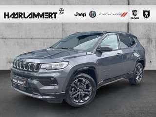 Schräge Frontansicht auf einen Jeep Compass , freigestellt