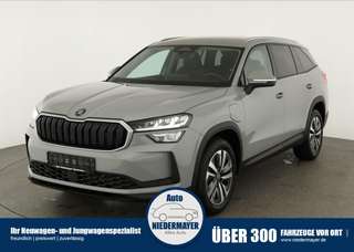 Schräge Frontansicht auf einen Skoda Kodiaq , freigestellt