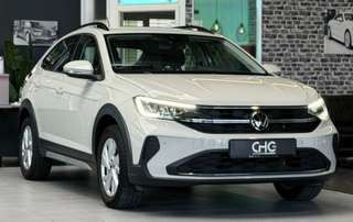Schräge Frontansicht auf einen Volkswagen Taigo , freigestellt