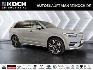 Schräge Frontansicht auf einen Volvo XC90 , freigestellt