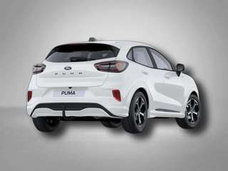 Schräge Frontansicht auf einen Ford Puma , freigestellt
