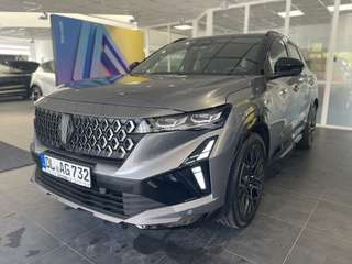 Schräge Frontansicht auf einen Renault Austral , freigestellt
