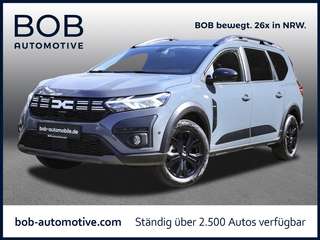 Schräge Frontansicht auf einen Dacia Jogger , freigestellt