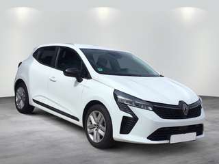 Schräge Frontansicht auf einen Renault Clio , freigestellt