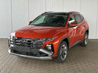 Schräge Frontansicht auf einen Hyundai Tucson , freigestellt