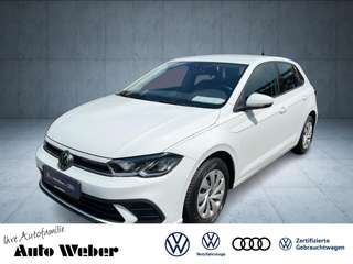Schräge Frontansicht auf einen Volkswagen Polo , freigestellt