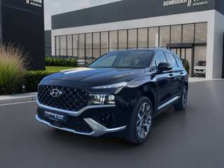 Schräge Frontansicht auf einen Hyundai Santa Fe , freigestellt