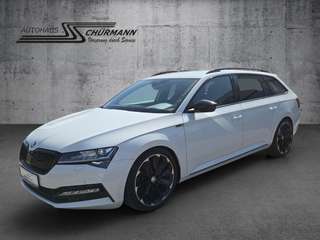 Schräge Frontansicht auf einen Skoda Superb , freigestellt
