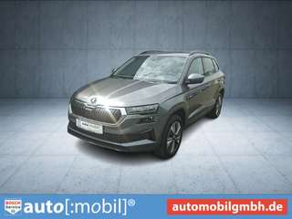 Schräge Frontansicht auf einen Skoda Karoq , freigestellt