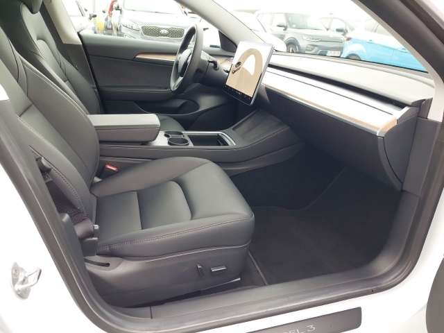 Fahrzeugbild eines TESLA Model 3