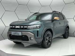 Schräge Frontansicht auf einen Dacia Duster , freigestellt