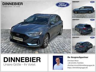 Schräge Frontansicht auf einen Ford Focus , freigestellt