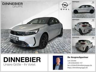 Schräge Frontansicht auf einen Opel Corsa , freigestellt
