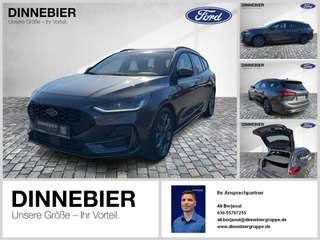 Schräge Frontansicht auf einen Ford Focus , freigestellt