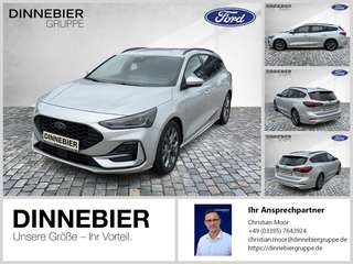 Schräge Frontansicht auf einen Ford Focus , freigestellt