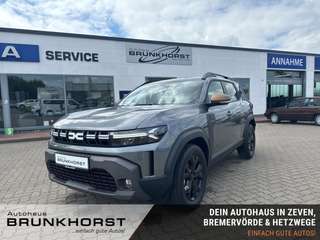 Schräge Frontansicht auf einen Dacia Duster , freigestellt