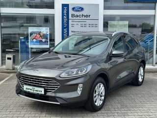 Schräge Frontansicht auf einen Ford Kuga , freigestellt