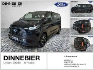 Schräge Frontansicht auf einen Ford Transit Custom , freigestellt