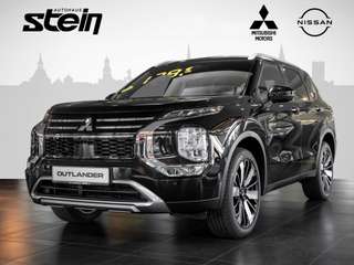 Schräge Frontansicht auf einen Mitsubishi Outlander , freigestellt