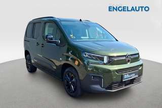 Schräge Frontansicht auf einen Citroën Berlingo , freigestellt