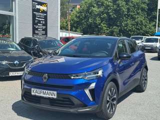 Schräge Frontansicht auf einen Renault Captur , freigestellt