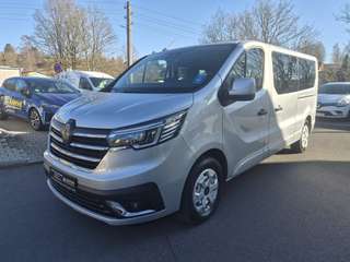 Schräge Frontansicht auf einen Renault Trafic , freigestellt