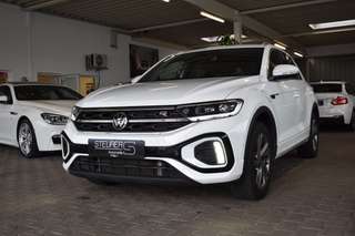 Schräge Frontansicht auf einen Volkswagen T-Roc , freigestellt