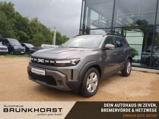 Schräge Frontansicht auf einen Dacia Duster , freigestellt