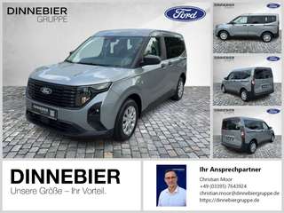 Schräge Frontansicht auf einen Ford Tourneo Courier , freigestellt