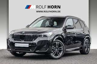 Schräge Frontansicht auf einen BMW iX1 , freigestellt