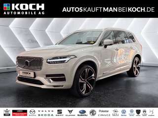 Schräge Frontansicht auf einen Volvo XC90 , freigestellt