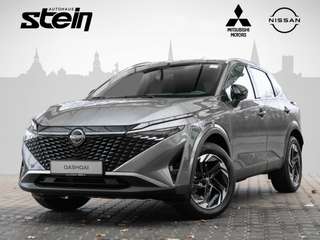 Schräge Frontansicht auf einen Nissan Qashqai , freigestellt