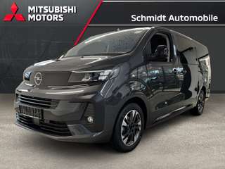 Schräge Frontansicht auf einen Opel Zafira Life , freigestellt