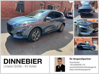 Schräge Frontansicht auf einen Ford Kuga , freigestellt
