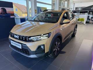 Schräge Frontansicht auf einen Dacia Sandero , freigestellt