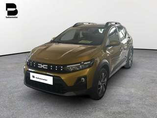 Schräge Frontansicht auf einen Dacia Sandero , freigestellt