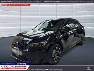 Schräge Frontansicht auf einen Opel Corsa , freigestellt