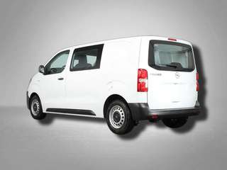 Schräge Frontansicht auf einen Opel Vivaro , freigestellt