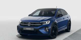 Schräge Frontansicht auf einen Volkswagen Taigo , freigestellt