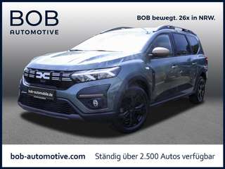 Schräge Frontansicht auf einen Dacia Jogger , freigestellt