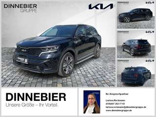 Schräge Frontansicht auf einen Kia Sorento , freigestellt